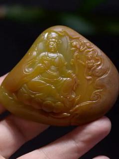 和田玉玉鸡油黄是一种稀有且珍贵的和田玉品种,以其独特的鸡油黄色而